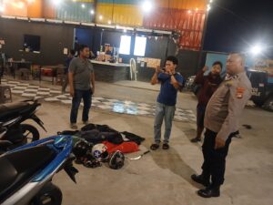 Polisi mengamankan barang bukti celurit dan sepeda motor terkait dugaan tawuran di Babelan Bekasi