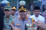 Kapolres Metro Bekasi Andi Oddang saat simulasi pengamanan pelantikan kades