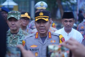 Kapolres Metro Bekasi Andi Oddang saat simulasi pengamanan pelantikan kades