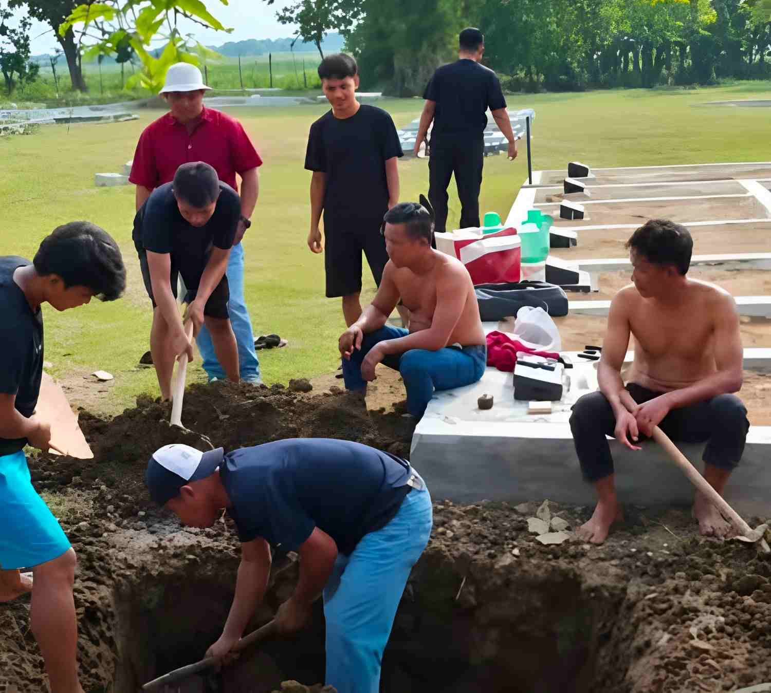 Proses pemindahan makam di Desa Lenggah Jaya, Cabangbungin, Kabupaten Bekasi