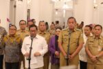 Pramono Anung membahas peluang bantuan pembangunan halte Transjabodetabek Bekasi bersama Tri Adhianto