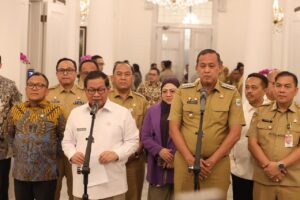 Pramono Anung membahas peluang bantuan pembangunan halte Transjabodetabek Bekasi bersama Tri Adhianto