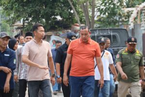 Tri Adhianto meninjau Jalan Muchtar Tabrani Bekasi Utara.