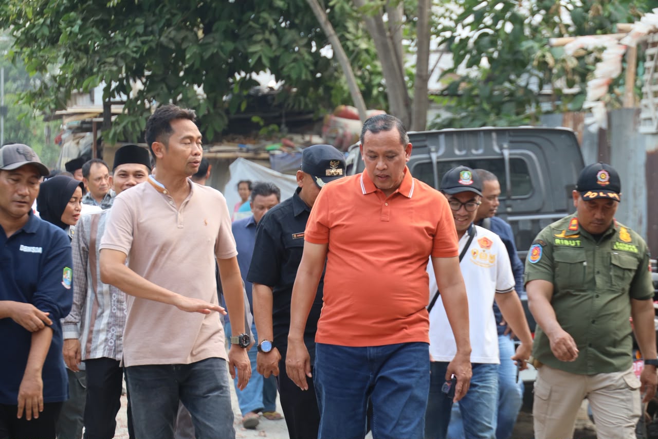 Tri Adhianto meninjau Jalan Muchtar Tabrani Bekasi Utara.